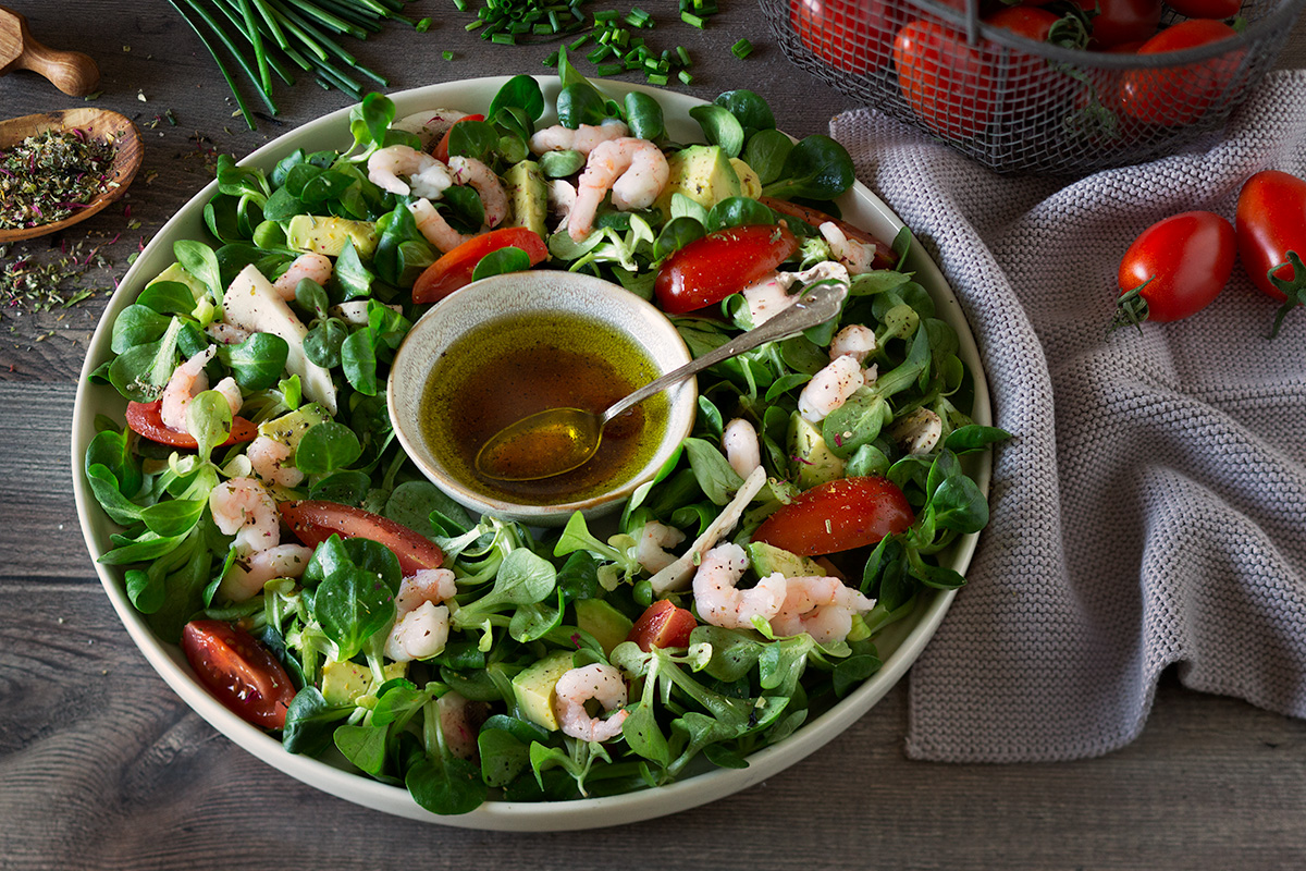 Avocado Garnelen Salat mit Champignons und Tomaten