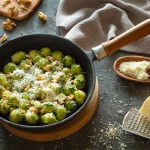 Kohlsprossen mit Parmesan und Nüssen
